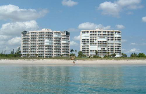Oceanfront luxury at Hibiscus Breeze, charming 2/2 condo on North Hutchinson Island 3 Month Min - Photo 1
