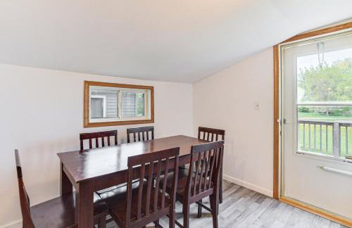 Serene Devils Lake House with Deck and Fire Pit! - Foto 8