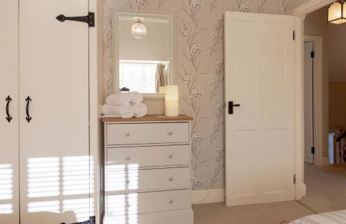 Jasmine Cottage - 2 Bedroom in Heart of Bourton! - Photo 56