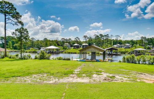 Waterfront Wolf Bay Home with Private Boathouse! - Foto 25