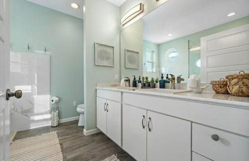 Picturesque beach house with plenty of room and amazing decks, close to beach - Foto 27