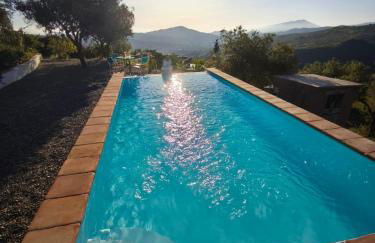 Künstlerhaus Finca Madreselva mit atemberaubenden Weitblick mit Infinitypool, kleinen Teichen und vielen Sitzplätzen in Tolox Malaga im Nationalpark Sierra de las Nieves, ideal für Entspannung, aber auch zum Wandern - Foto 17