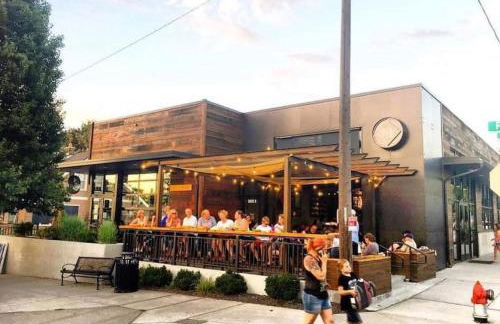 Quaint South Hill Home w Luxury King Bed and Wifi - Foto 31