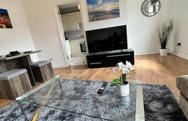 Stylish Waterfront Apartment - Photo 1