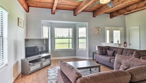 Gingerland Ranch in Del Valle Game Room and Porch - Foto 5