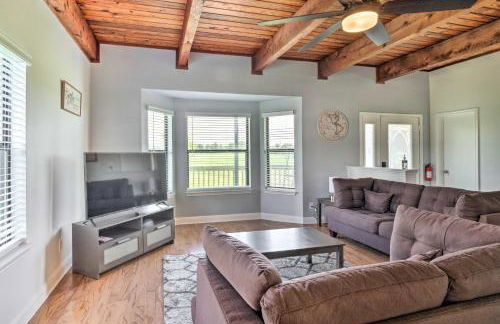 Gingerland Ranch in Del Valle Game Room and Porch - Foto 5