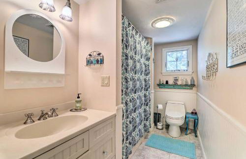 Cape Cod Cottage with Deck, Grill, and Games! - Foto 19