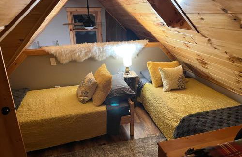 Cabin in the woods with fire pit and porch - Foto 64