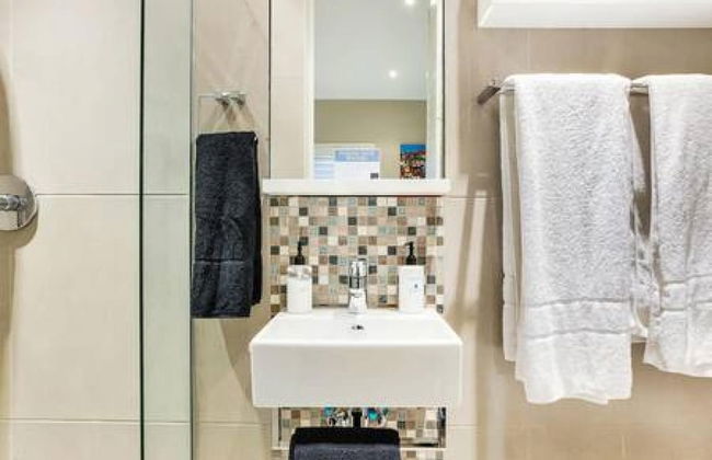 Secure Holiday Apartment w Private Pool Calico - Photo 31