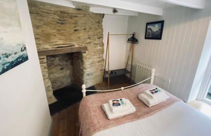 SPINDRIFT is A Beautiful Newly Refurbished THREE BEDROOM Private Family House located on the OLD HARBOUR and the COASTAL PATH in the Heart of Beautiful POLPERRO - Foto 12