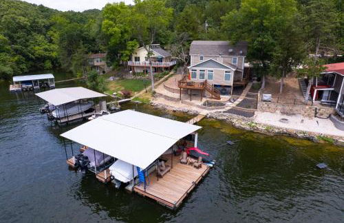 Charming Waterfront Cabin - Sleeps 10 - Photo 1