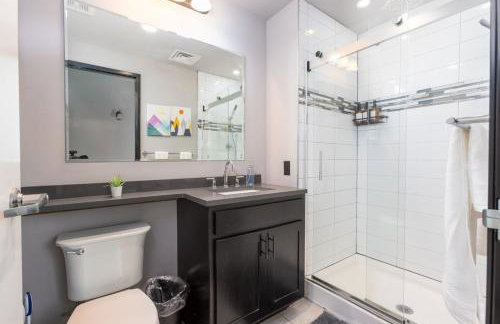 Steps 2 Everything! - KING Bed - Amazing Roof and Gym - Foto 32