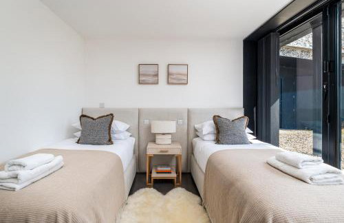 Pass the Keys Bond-villain Style Home with Panoramic Views - Foto 36