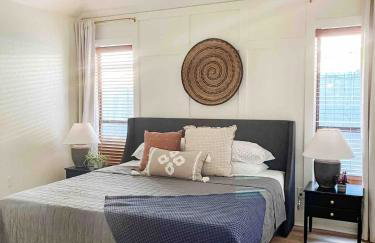 Luxe 4BR with Heated Pool and Hot Tub - Walk to Lake - Foto 21