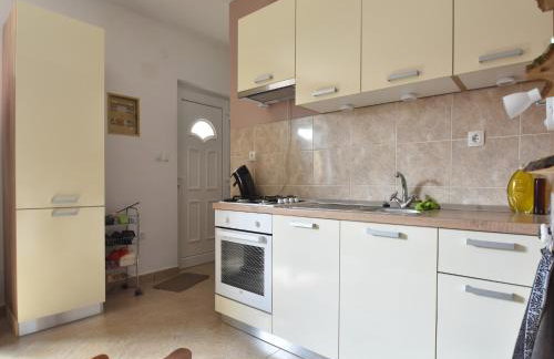 This Pleasant Holiday Home is an Ideal Starting Point to Explore Dalmatia - Foto 9