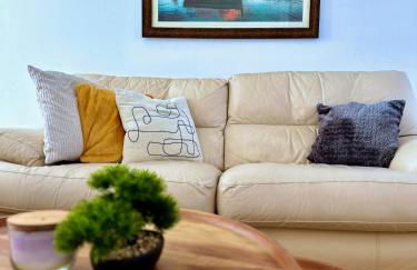 Spacious and Modern Entire Home with Garden - Foto 13