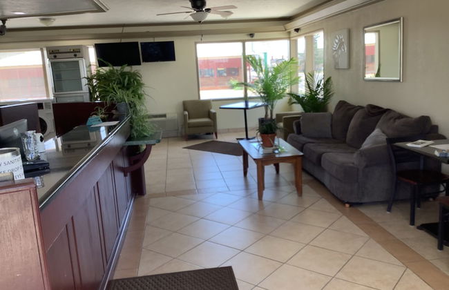 Silver Spur Vintage Inn & Suites - Photo 3