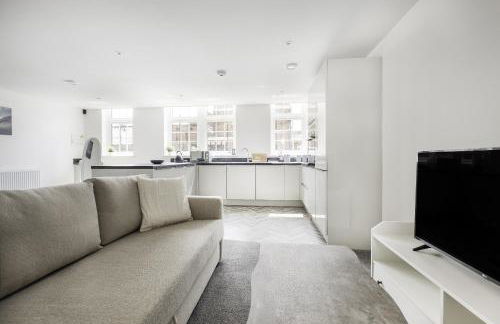 2Bed Flat-Secured Free Parking-by Holiday Homes - Photo 5