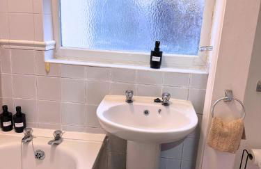 House for 8 in Gillingham close to train station with free parking - Foto 7