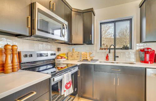 Deck with Forest Views Modern Home in Rochester! - Foto 9