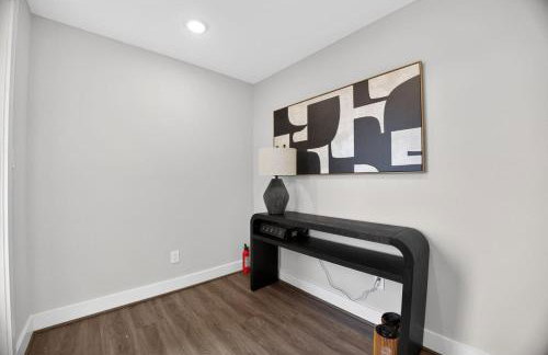 Modern EaDo Stay - 3BR Townhome w Private Deck - Foto 4