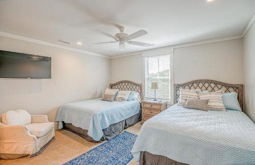 NEW LISTING Six Bedrooms - Private Dock - Steps to the Beach - Sleeps 14 - Foto 52