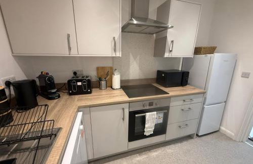 Sleek 1 Bed Flat near Warwick Castle with Parking - Photo 7