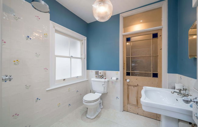 JOIVY Stylish 2-Bed House W/ Private Garden In Hackney - Foto 35