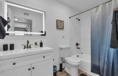 Peaceful 2BR Hideaway Close to Dining and Events - Photo 14