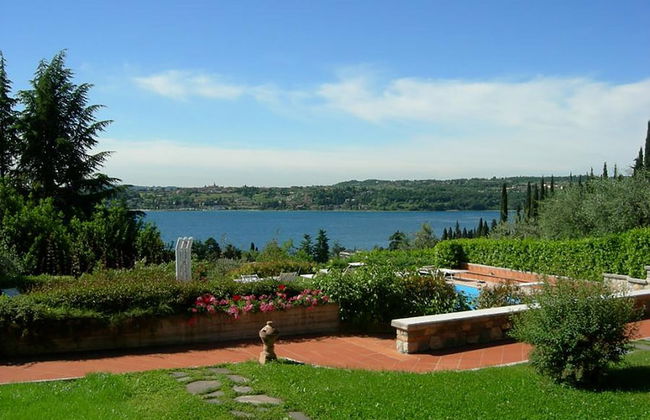 Lovely Flat With Shared Pool and Amazing Lake View - Photo 14