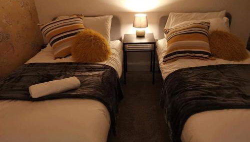 Corner House, Sleeps 8 in 4 Bedrooms, near train station, Great Value! - Foto 5