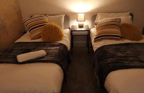 Corner House, Sleeps 8 in 4 Bedrooms, near train station, Great Value! - Photo 5