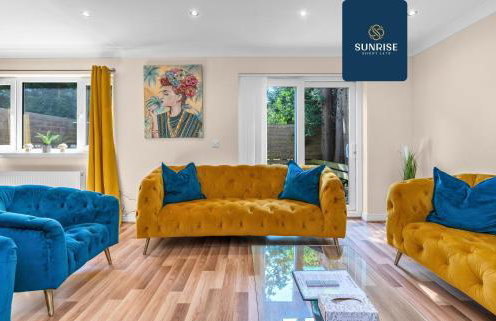 MUIRTON HOUSE - INVOICE and REDUCED PRICE only via SUNRISE SHORT LETS DUNDEE, 4 Bed House, 4 Car Parking, 2 Baths, 5 Smart TVs, Fully Equipped Kitchen, Large Dining and Living Space, Rear Garden, Free WiFi, and ONLY 9 Mins to STANNERGATE Ports - Foto 12