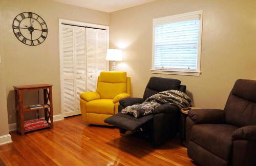 Spacious Pet Friendly Home - Photo 37