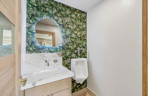 New Luxe Riverfront Home, Launch & Dock, Gamerooms - Foto 43