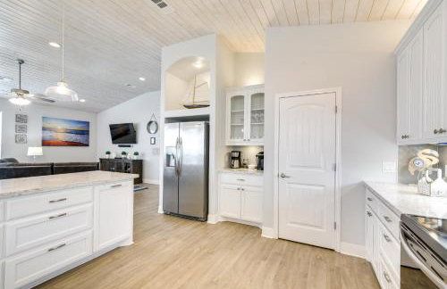 Luxe Crystal Beach Retreat with Views! Walk to Shore - Foto 11