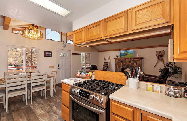 Bear Cub Cottage in Big Bear w/ HotTub & Firepit - Photo 23