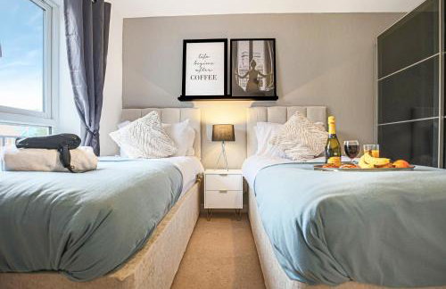 Middleton House with Free Parking, Fast-Wifi, SmartTV and Garden by Yoko Property - Photo 12