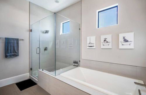 Luxury Downtown Home w Rooftop Deck in the Skyline - Photo 37