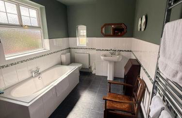 Druids Cottage a cosy 2 bedroom Cottage within a 5 minute drive from Cannock town centre - Foto 4