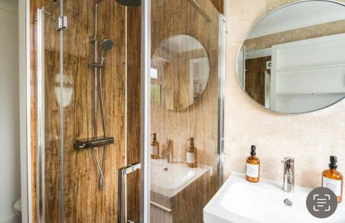 Where Style & Convenience Combine- Photo ID Required - Foto 28