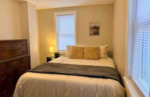 Bright 2-Bedroom Apartment in Federal Hill with Parking, Walk to Atwells Ave - Foto 7