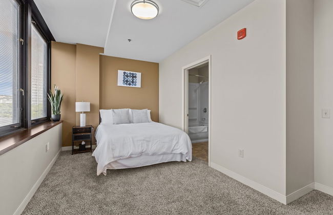 Sleek 2BR Downtown Retreat with Gym - Foto 6