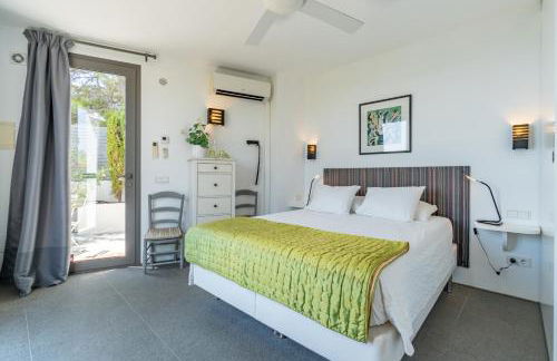 Can Ema, villa moderna con piscina frente al mar - Photo 24