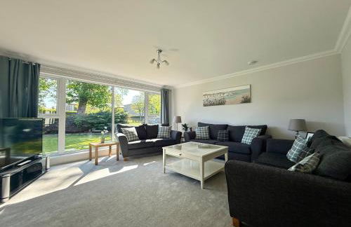 Modern Coastal Retreat, 5-Bedroom, 4-Bathroom Home, with Parking in Portsoy - Foto 3