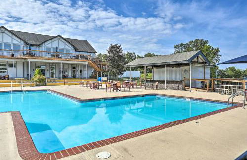 Deck, Fire Pit and Pool Access at Poconos Retreat! - Foto 29
