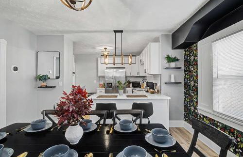 Newly Renovated and Designed Near Downtown - Foto 21