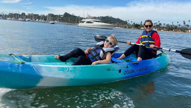 Paseando en kayak en familia