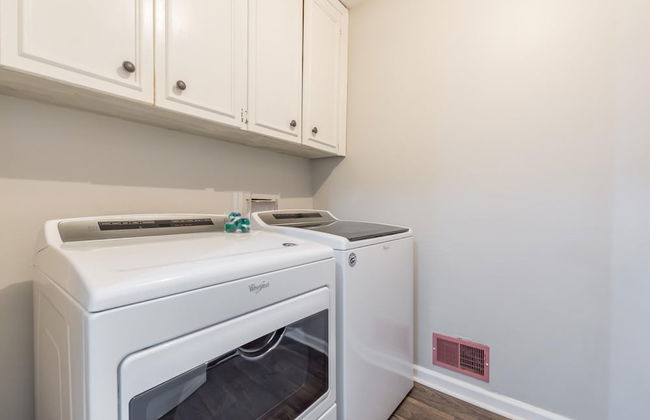 Beautiful Large Newly Renovated 5 Bedroom House - Photo 69