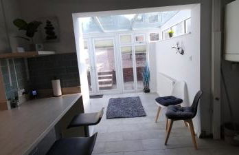 Brackenfield House in Great Barr, Birmingham near the Alexander Stadium and near the M6, with free WiFi, free parking and easy access to Walsall, West Bromwich, Aston Villa Football Ground, Star City and Birmingham City Centre - Foto 4